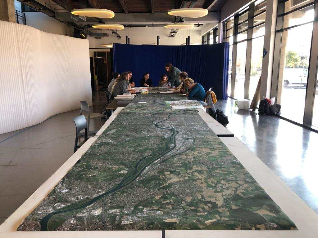 ci_anthropocene's tweet photo. 1ère journée de l'atelier "Traversée des #eaux", formation inter-master proposée par @EcoleUrbaine
Objectifs : arpentage de différents sites du @grandlyon, rencontre avec les acteurs du #territoire, analyses prospectives.
En partenariat avec @GadagneLyon @grandparc
#SMIRIL https://t.co/I3Eh0qldUR