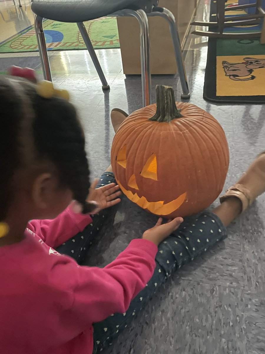 teacha_grace's tweet photo. It’s my favorite day!!! Pumpkin Jack is all carved and ready for trick or treaters! The kids loved playing with the seeds, putting candles inside and watching him glow! 🧡🖤🎃 #aac #augcomm #assistivetechnology #bettertogether https://t.co/JJYRG5yl6U