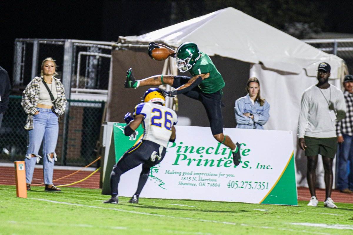 OBU_Football's tweet photo. Jumping into the new week like 😱

📸 | @Flo_Landsteiner 

#OnToVictory https://t.co/KEiyhaul1q