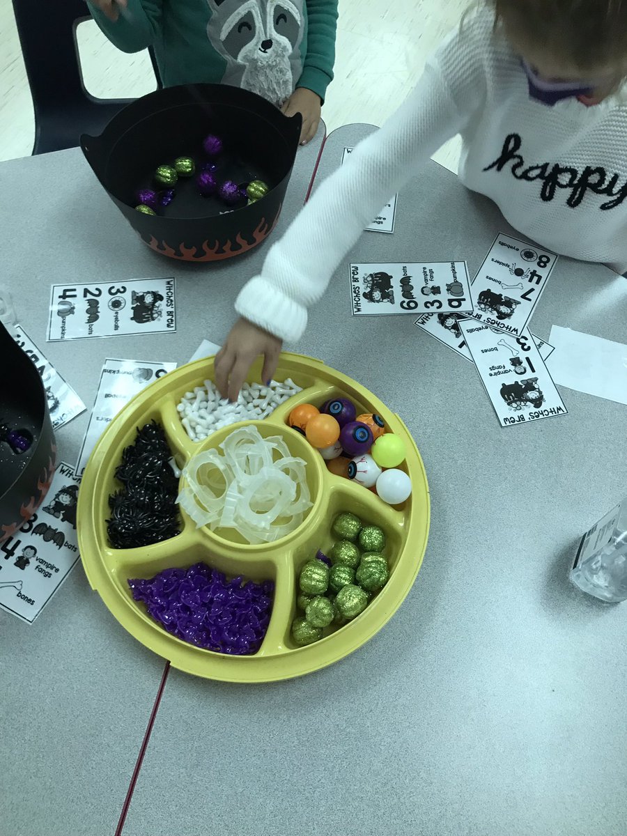 BeaubienLollar's tweet photo. Halloween fun is happening #whatcanwedraw #witchesbrewcounting #hauntedhouses @Southview_LDSB https://t.co/PbhDSaiSoe