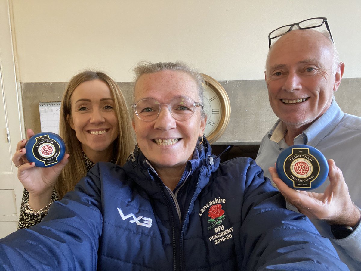 Great to meet Chris and Michelle @SandhamCheese this morning and really pleased to pick up my Strong & Tasty Lancashire Cheese, just like the rugby 💪🏼 😋 🏉 🌹 @lancashirerugby