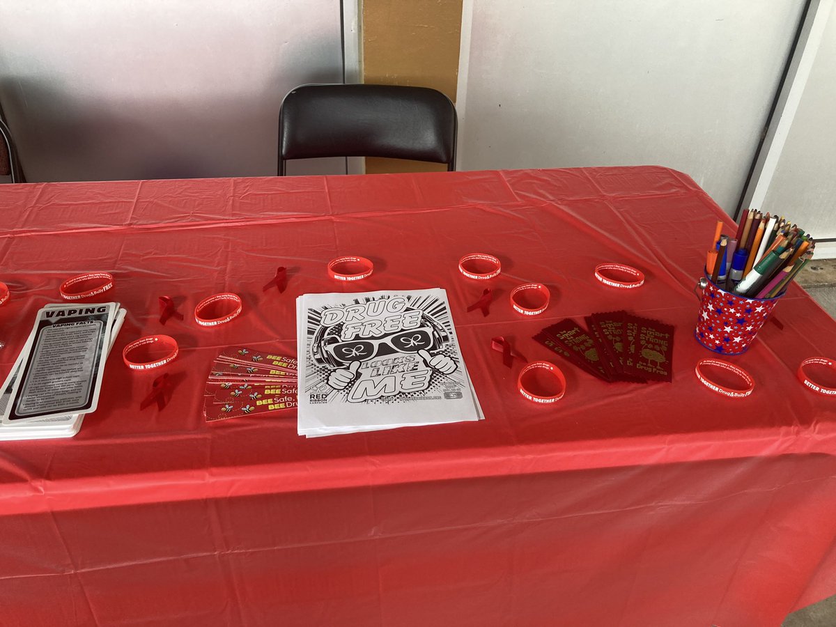 pascohighss's tweet photo. IT’S RED RIBBON WEEK!!! Come visit our table at lunch and check our our activities for today! (And also peep the cute decorations around campus) #RedRibbonWeek #drugfreelookslikeme #pascostrong https://t.co/1mVAXGk3eO