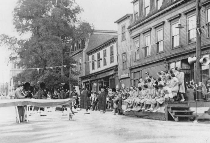 🔆DID YOU KNOW🔆
This is an event held in downtown Dartmouth in the 1930s! This photo is taken on lower Ochterloney Street. If you look closely, you can just make out the Grace United Methodist Church’s tower in the background. Thank you to @dhmuseum1 for the photo and history!