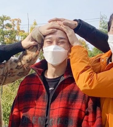 tbestJD's tweet photo. your happy smile is my happiness,
always thank u jongdae ♥️ https://t.co/FJuqe0Xyqv