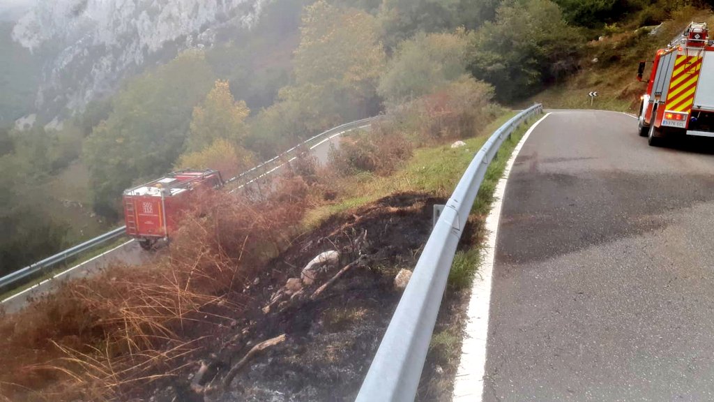 112Cantabria's tweet photo. Extinción de incendio de arcén en el km 25 de la #CA282 #Linares #Peñarrubia. https://t.co/AJARtguzS6