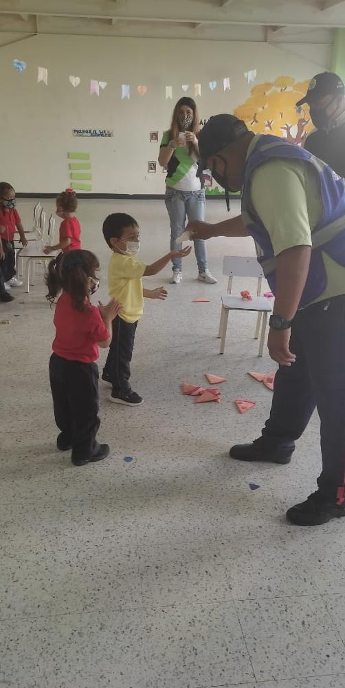 #25Oct Vamos Con el Regreso a Clases 2021-2022 Junto a nuestros Niños y Niñas de La Patria 💛💙❤️ nuestros Funcionarios se encuentran desplegados en todo el Municipio Ribas, Garantizando la Paz y Protección del Pueblo! 

#DigamosPresente
#VenezuelaTieneConQué

<a href="/CeballosIchaso1/">@FuerzaDinamica Remigio Ceballos Ichaso</a>