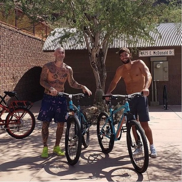 LukyxStrike's tweet photo. Empezando la semana en bicicleta junto a mi entrenador Austin 🚴♂️🚴
OUTFIT: @Guess_RP
#GuessActive #GuessLuke https://t.co/pXFFCTjhw7