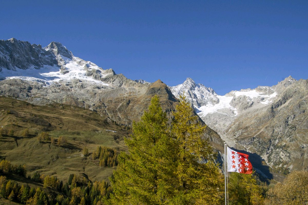gaetantornay's tweet photo. Mont-Dolent et Tour Noir automnaux
#MyPSB @valaiswallis @MySwitzerland_f https://t.co/5WmH1AojRv