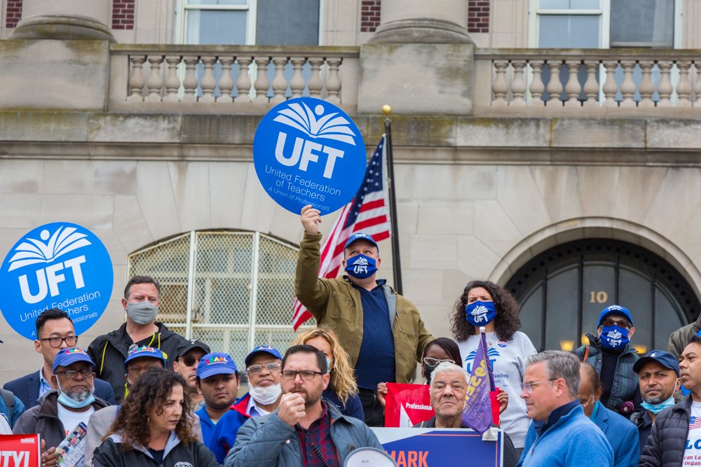 UFT_action's tweet photo. #THANKYOU to our @UFT members who came out to support @MurphyforSI this weekend!📣With Mark's leadership, we're going to move Staten Island forward and protect public #education. We are proud to stand shoulder-to-shoulder with Mark. https://t.co/ecRqr6vwUs