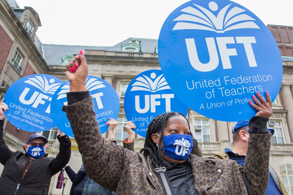 UFT_action's tweet photo. #THANKYOU to our @UFT members who came out to support @MurphyforSI this weekend!📣With Mark's leadership, we're going to move Staten Island forward and protect public #education. We are proud to stand shoulder-to-shoulder with Mark. https://t.co/ecRqr6vwUs