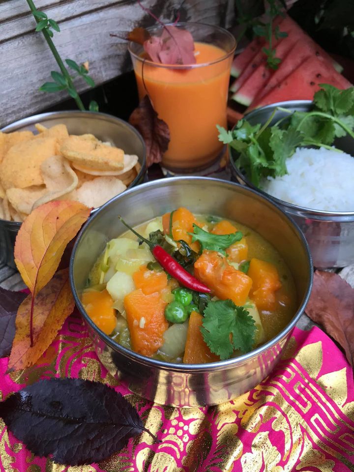 Lemongrass Pumpkin Curry

Pumpkins are in season so Dina's Lemongrass Pumpkin Curry with its bright orange colour and a kick of spice will warm our souls throughout the beginning of the cold weather. 

#WeAreAPL #PapillonGardens

 rfr.bz/t3e4zdm