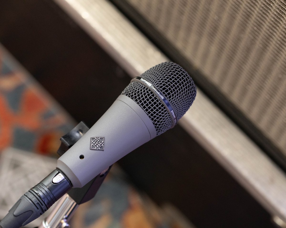 TELEFUNKEN_Mics's tweet photo. The low profile M81-SH is ideal for tight drum miking, brass or vocal applications where a smaller footprint is necessary. #telefunken #telefunkenmics #M81SH #MicMonday https://t.co/VjKdyISriR