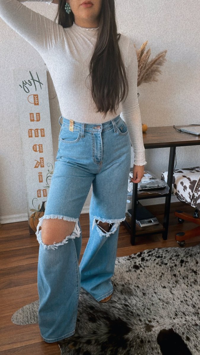 ziacactusb's tweet photo. The Coconut Bodysuit + The Ali Jeans. My new fav combo https://t.co/BFlpwV2OeR