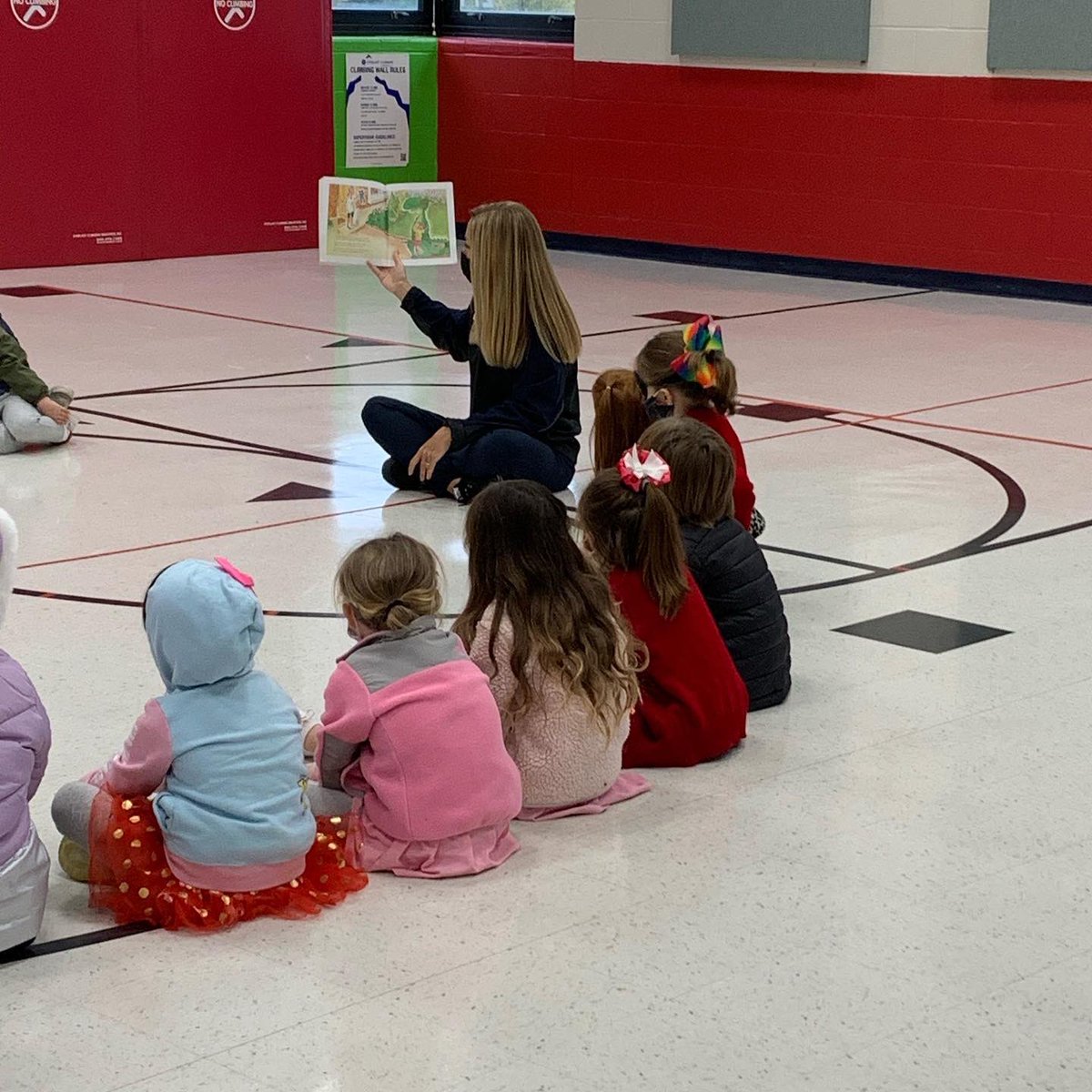 VizLowerSchool's tweet photo. #WeAreVizMontessori closed out their Fire Safety unit with some special visitors!  👩‍🚒  @WESTCOUNTYFIRE https://t.co/4Qt9UIuskZ
