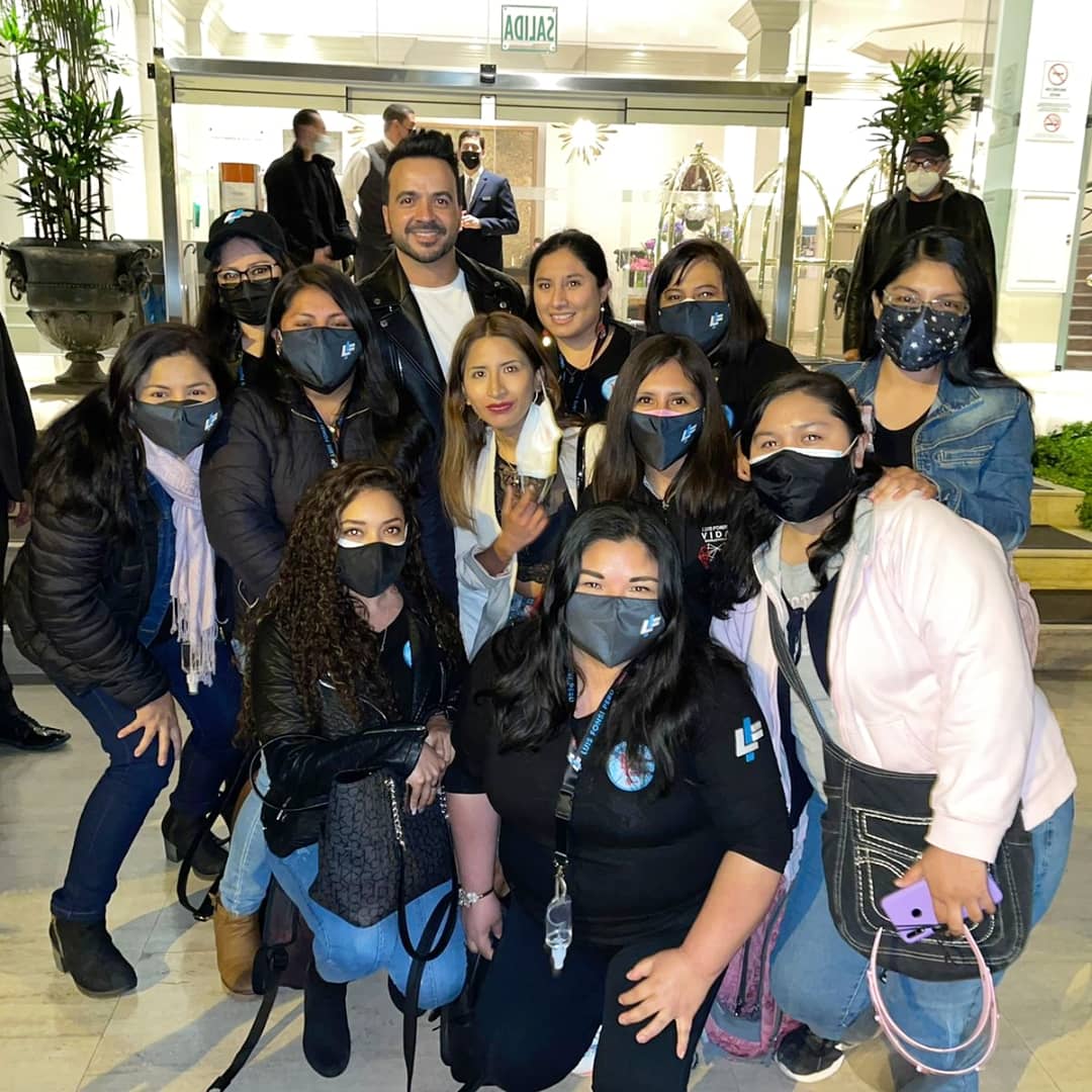 LuisFonsiPeru's tweet photo. Feliz inicio de semana 😍🤗💪 gracias @LuisFonsi por tanto, nos encantó poder verte y saludarte, gracias por todo 🤗, te esperamos pronto con #NochePerfecta #Perú https://t.co/lEgE5B6DV5