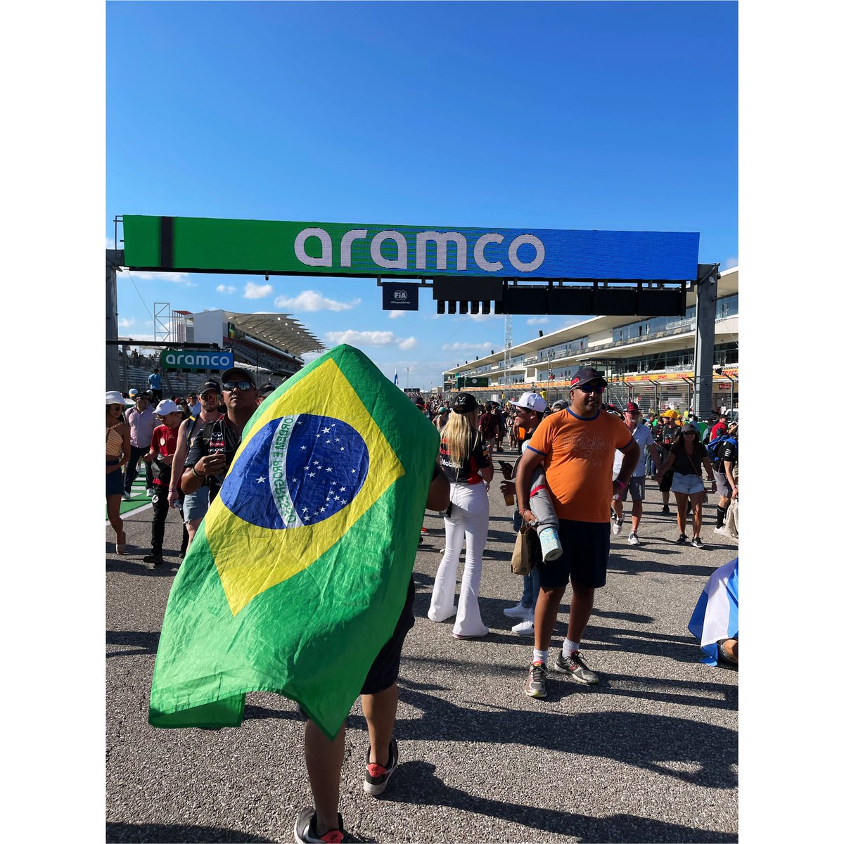 _karolin_e's tweet photo. I met the love of my life 🧡🍀🇧🇷🇺🇸 https://t.co/h06HbvIZdj