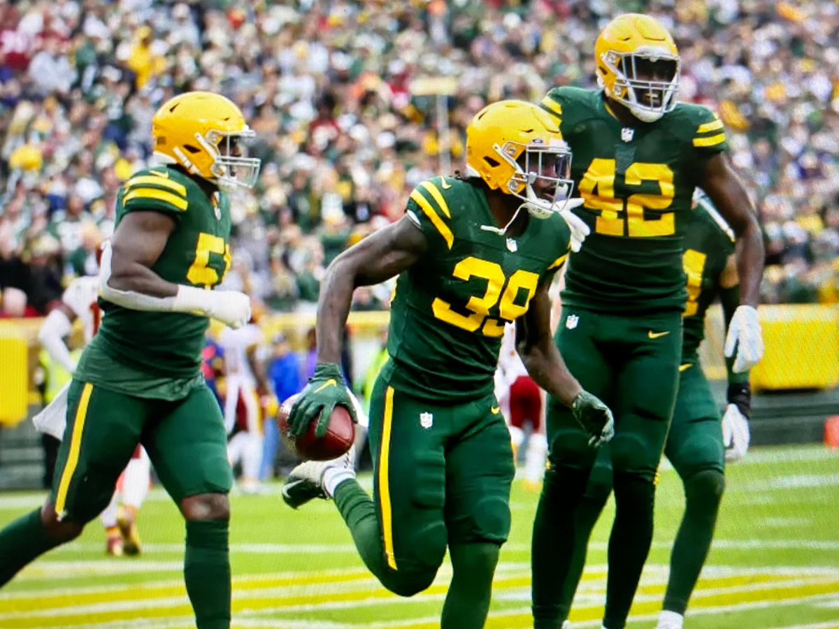 PaulWBurmeister's tweet image. Hey @ICWestFB, can I get my alma mater to model their football unis after these beauties the Packers wore yesterday?!? The best NFL uniforms I’ve seen would look pretty sweet behind Melrose Ave