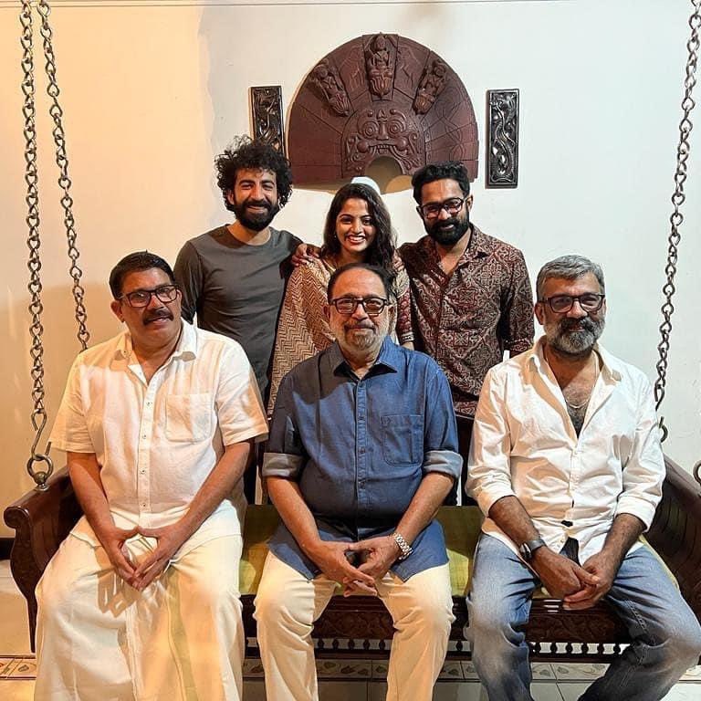 afc_MNPLY1's tweet photo. #Kothu Movie Team 

Directed by #SibiMalayil 
Produced by #Ranjith 
Starring #AsifAli #NikhilaVimal #RoshanMathew https://t.co/O5vCKyV0Ks