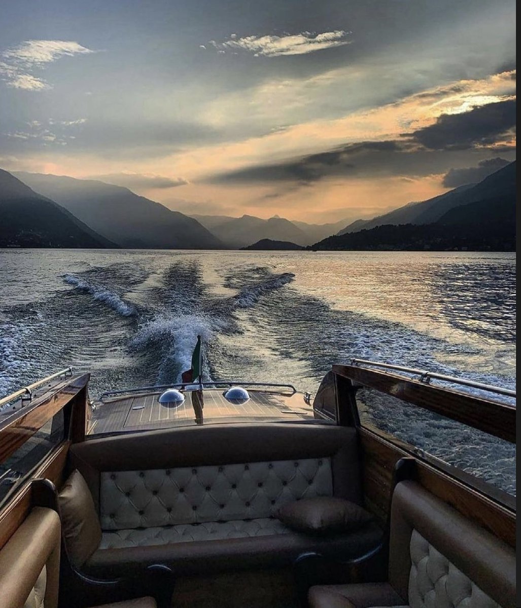 BERLAlN's tweet photo. Lago Di Como, Italy. https://t.co/0Yw3Mz2UdI