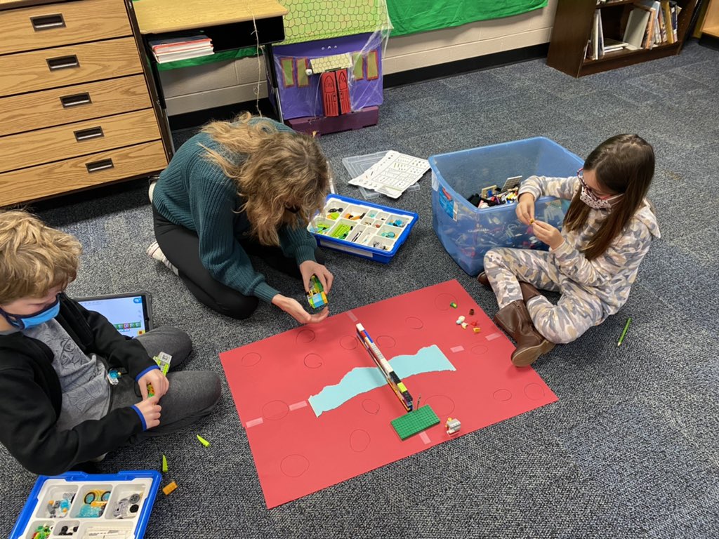 We used our flood prevention experiences from last week to design a futuristic Mars simulation involving our Mars rover and flood gate robot models! @SunflowerSMSD <a href="/tuleybirdtweets/">Brooke_Tuley</a> <a href="/LEGO_Education/">LEGO Education</a>