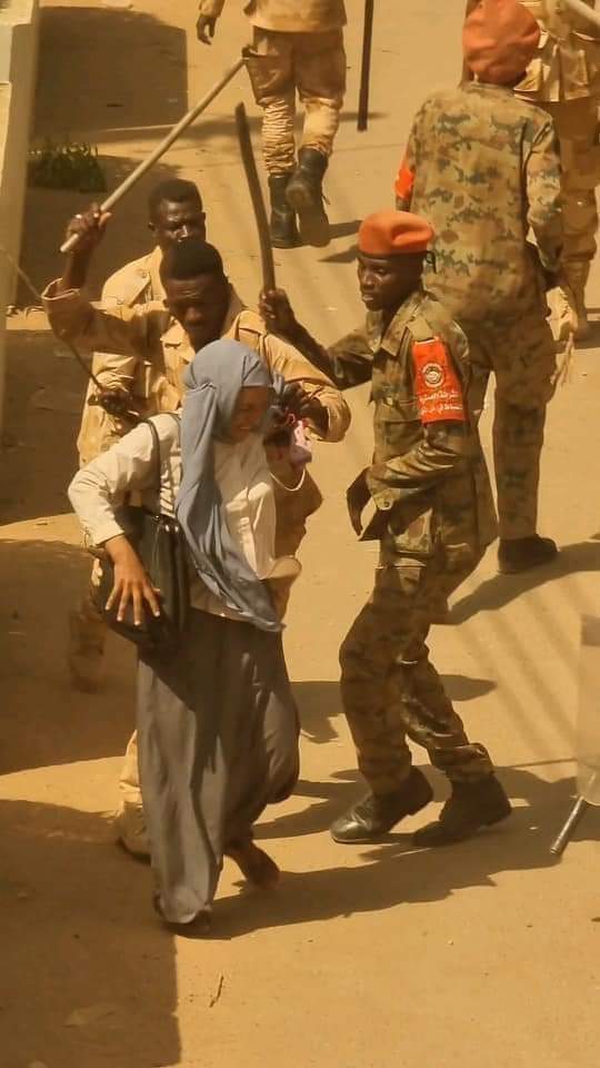 FJoosif's tweet photo. #لا_للانقلاب_العسكري 
#الردة_مستحيلة 
#الشارع_بس 
#مدنية_خيار_الشعب 
#يسقط_حكم_العسكر 
#حي_علي_الثورة
هكذا تهان المرأة في بلادي بحكم العسكر https://t.co/xp9EzVmmGH