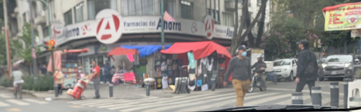 VecinosSurRoma's tweet photo. Más y más puestos en la @AlcCuauhtemocMx #RomaSur #RomaNorte #Condesa #ColJuarez
Cuándo los retirarán, provocan inseguridad, basura, ruido, acoso, enfermedades por tanta grasa y fritangas. @SandraCuevas_ no se puede caminar por las calles en paz. https://t.co/odTWAEACMp