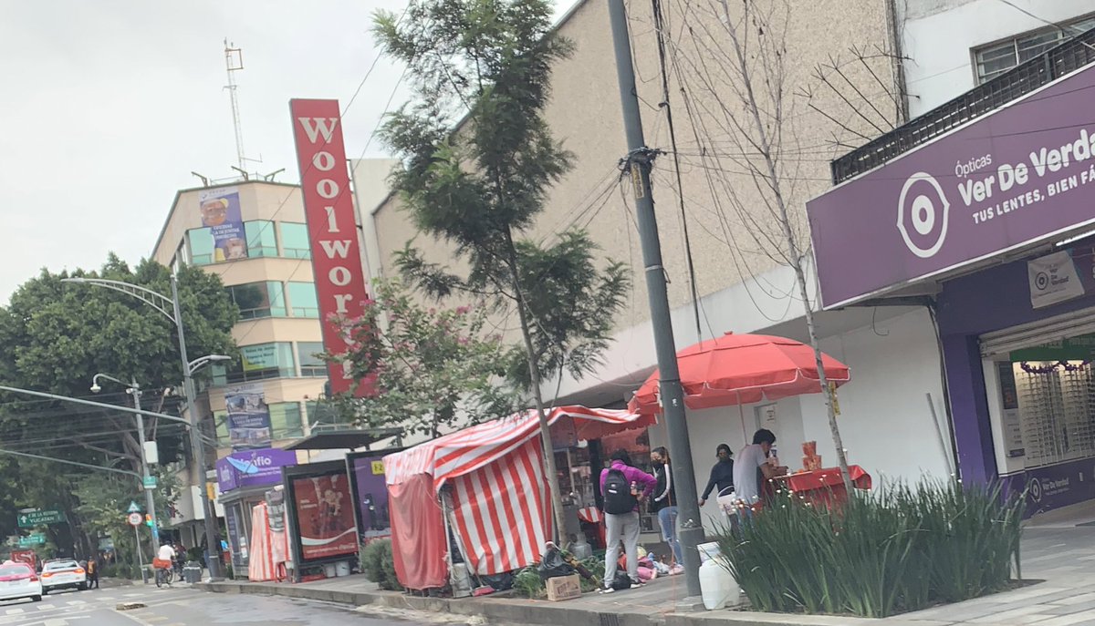 VecinosSurRoma's tweet photo. Más y más puestos en la @AlcCuauhtemocMx #RomaSur #RomaNorte #Condesa #ColJuarez
Cuándo los retirarán, provocan inseguridad, basura, ruido, acoso, enfermedades por tanta grasa y fritangas. @SandraCuevas_ no se puede caminar por las calles en paz. https://t.co/odTWAEACMp