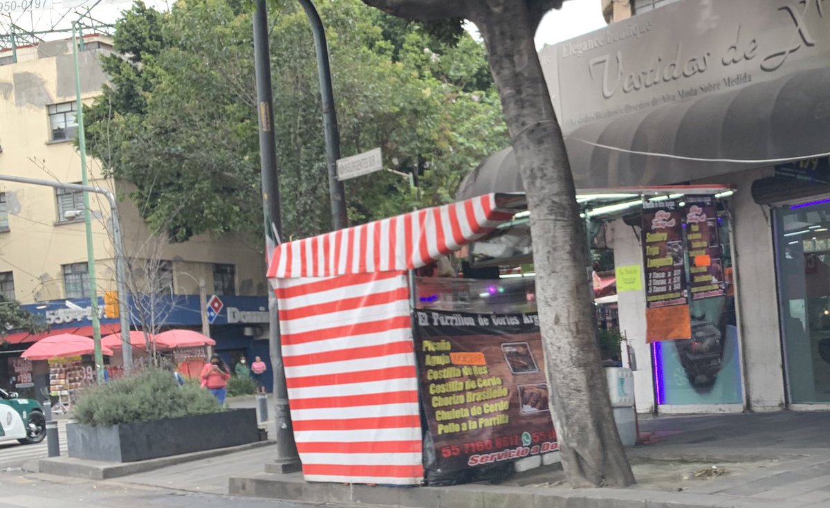 VecinosSurRoma's tweet photo. Más y más puestos en la @AlcCuauhtemocMx #RomaSur #RomaNorte #Condesa #ColJuarez
Cuándo los retirarán, provocan inseguridad, basura, ruido, acoso, enfermedades por tanta grasa y fritangas. @SandraCuevas_ no se puede caminar por las calles en paz. https://t.co/odTWAEACMp