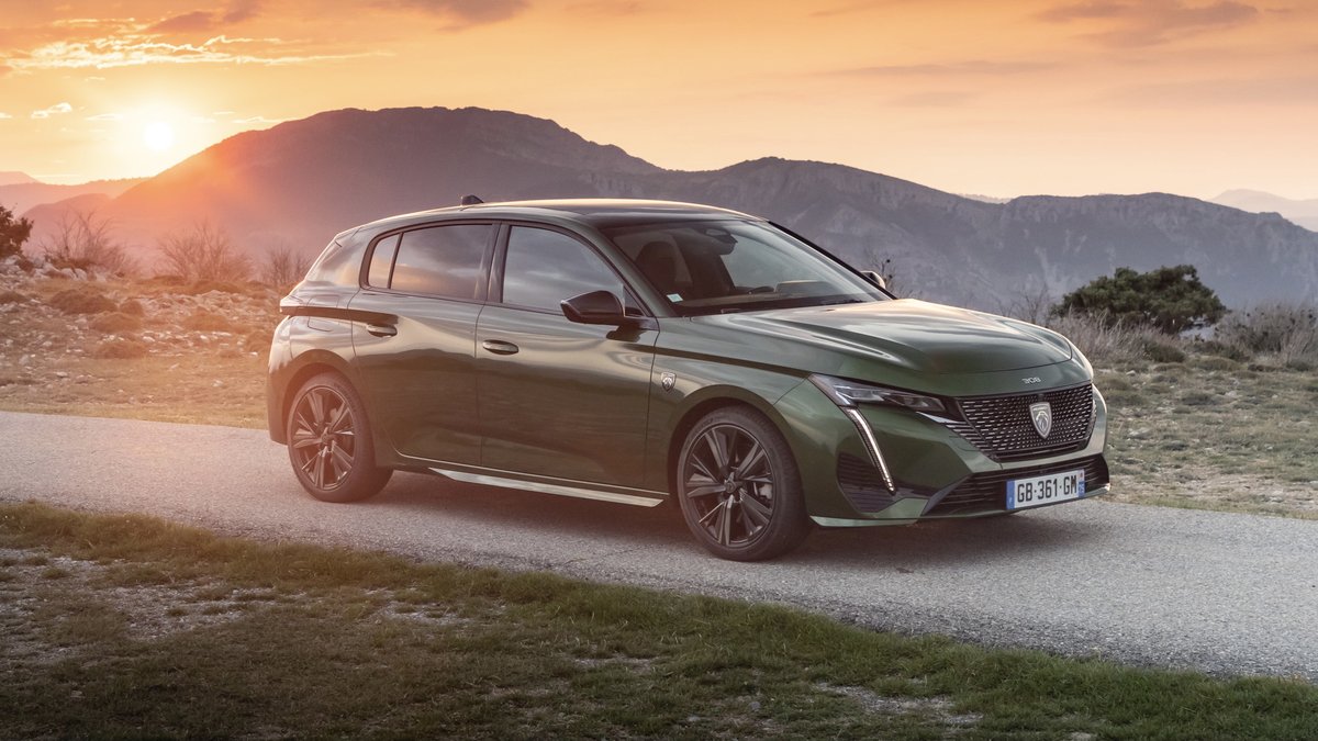 peugeotpolska's tweet photo. Bądź świadkiem gonitwy naszego nowego #Peugeot308 #PlugInHybrid za wschodem słońca. #308FirstDrive https://t.co/134MYe0NMs