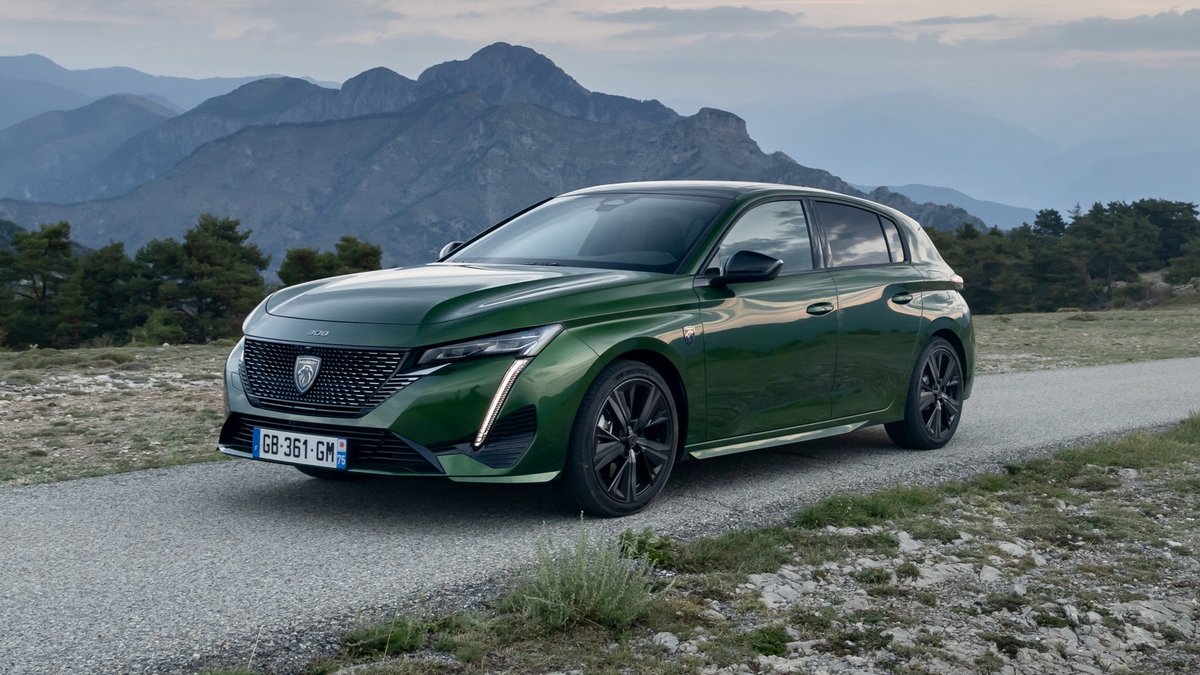 peugeotpolska's tweet photo. Bądź świadkiem gonitwy naszego nowego #Peugeot308 #PlugInHybrid za wschodem słońca. #308FirstDrive https://t.co/134MYe0NMs
