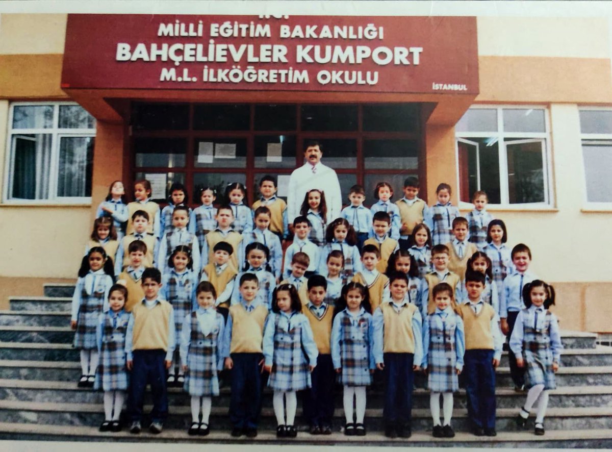 yıl 2004 B şubesi kızları sayesinde 👧🏻 emojisi bulundu! 😁
o zamanlar fotoğraf çekilmeyi sevmiyormuşum herhalde ne kadar sinirli bakmışım😂