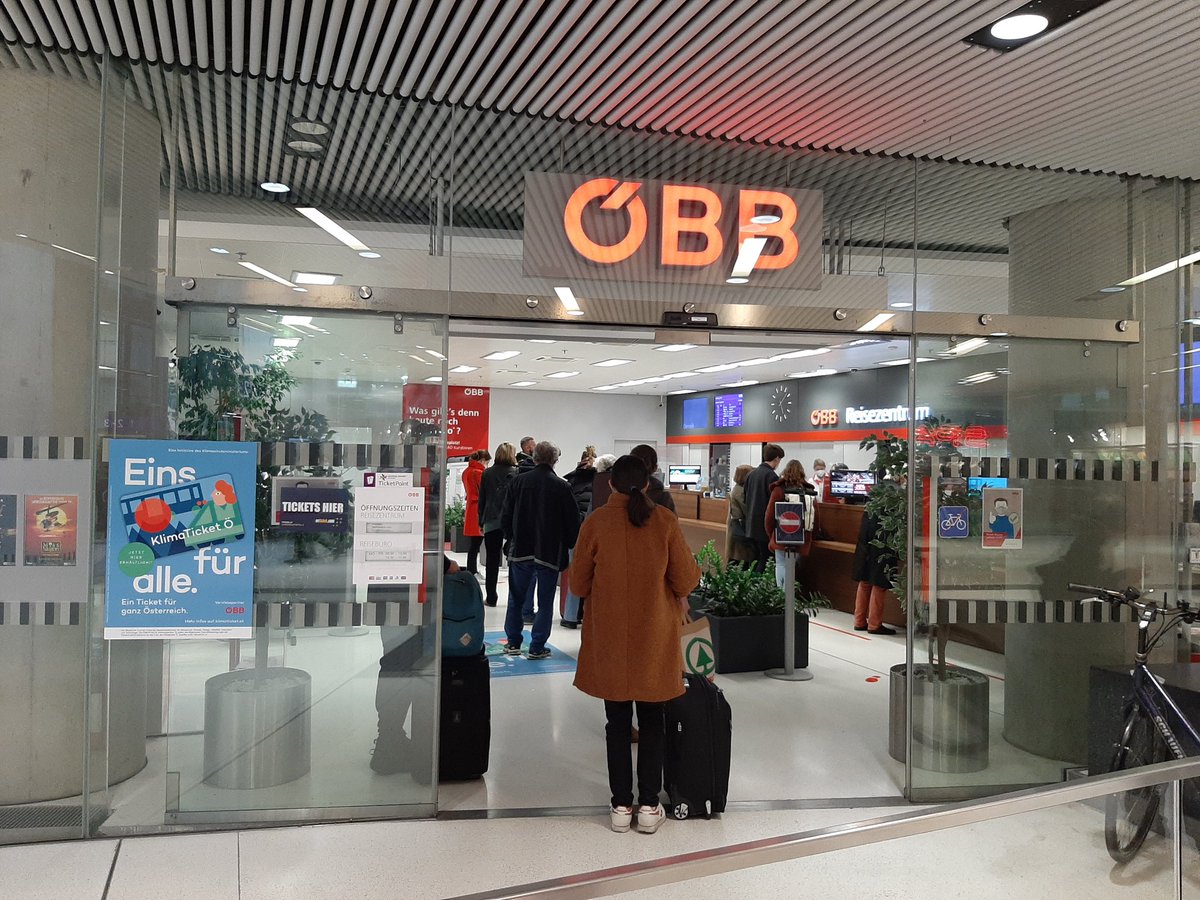 robertomosser's tweet photo. Die Nachfrage nach dem neuen Klimaticket ist heute extrem stark! Die Kolleg:innen im Reisezentrum von @unsereOEBB in Salzburg haben alle Hände voll zu tun. https://t.co/Y1a81CvdML
