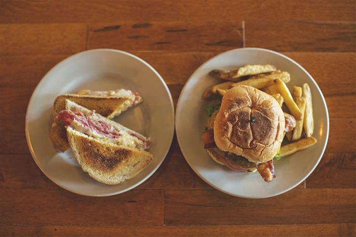 Broadway_Pub's tweet photo. Mondays can be rough, but that's why we're here! 💯
.
.
.
#GranvilleOH #OHEats #ExploreOH #TravelOH #ThePubOnBroadway #Beer #BroadwayPub #Granville #Ohio #CraftKitchen #614 #740 https://t.co/WggvgBfsGD