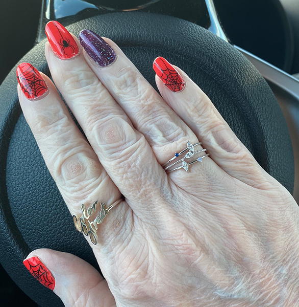ral0731's tweet photo. My Halloween @colorstreet manicure for week of Oct 25: #HighVoltage overlaid w/ #WebOfLies, w/an accent of #BordeauxGlitz ... #colorstreet #becolorstreet #halloweenmanicure #mondaymani https://t.co/YoBJNkMJKO