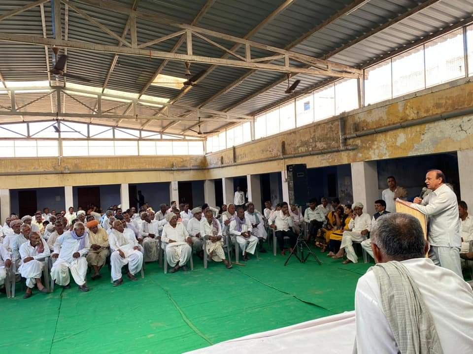 आज विधानसभा क्षेत्र लूणकरणसर में कालू ग्राम सेवा सहकारी समिति द्वारा 15 किसानों को अल्पकालीन ऋण के प्रमाण पत्र वितरित कार्यक्रम में मुख्य अतिथि के रूप में शामिल हुआ, उद्बोधन में राज्य सरकार द्वारा चलाई जा रही अनेकों जनकल्याणकारी योजनाओं के बारे में जानकारी दी गई ||