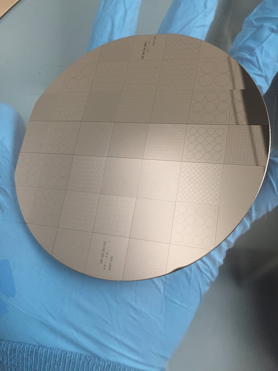mathMakesArt's tweet image. As much as I enjoy software dev, I also miss doing physical experiments in the real world.

Previously I was an R&amp;amp;D intern in a cleanroom, studying nanofabrication for a NSF grant.

This is a silicon wafer covered with many sizes of polymer microparticles, made with my "recipe".