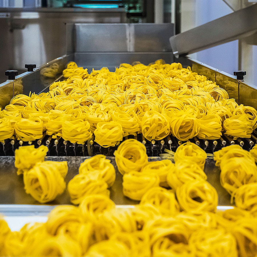 A_AroundFactory's tweet photo. La #pasta: il simbolo inconfondibile della gastronomia italiana e della continua ricerca delle aziende produttrici.
Buona Giornata Mondiale della Pasta! 🍝🇮🇹

ph @robertosavio_ph 
@Pasta_Felicetti 

#aafcommunication #madeinaaf #WorldPastaDay #fotografiaindustriale #bio https://t.co/ilOS2AZIJ3