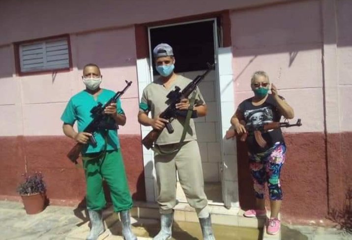MagJorgeCastro's tweet photo. Esto es en Matanzas... del bando de los que "aman" se preparan con armas contra una convocatoria cívica... en esto han convertido nuestro país👇🏻
#VergüenzaNacional https://t.co/9GDdnpOgZO