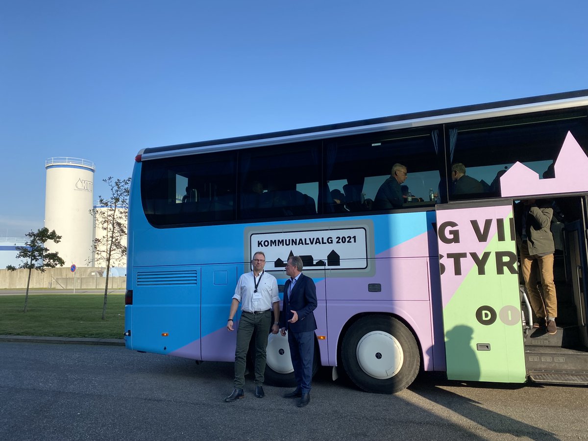 LarsSandahlS's tweet photo. Så kører DI’s to kommunalvalgsbusser, og de kommende uger går turen til i alt 62 virksomheder i 30 kommuner. Var selv med i dag, hvor bl.a. Gammelrand Beton A/S og @Chr_Hansen i Kalundborg satte scenen for gode samtaler med kandidater. Tak for det👍 #kv21 #dkbiz https://t.co/MGLP6VxNIp