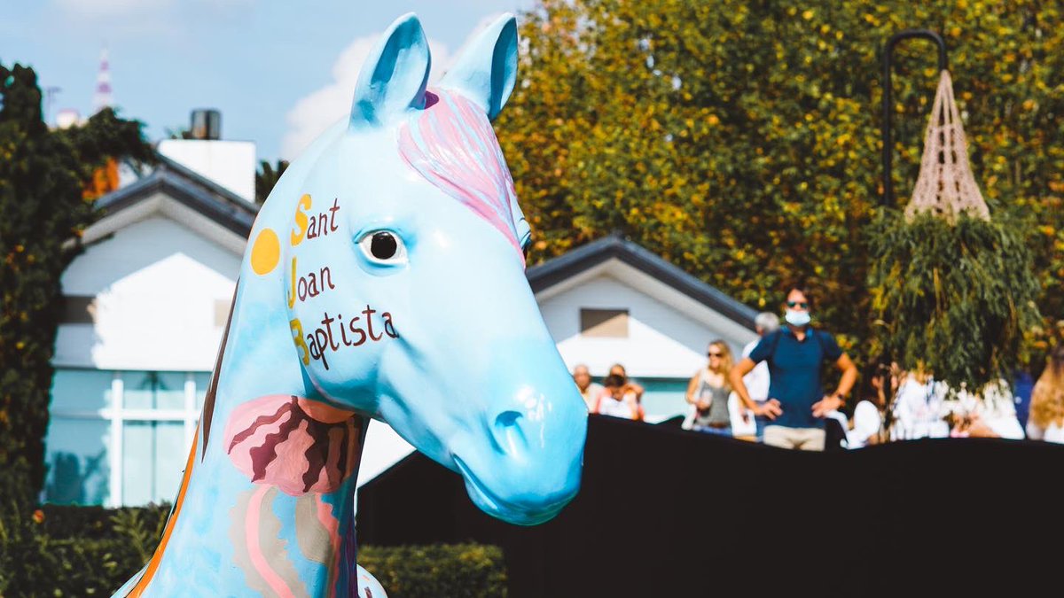 fundacionRCPB's tweet photo. Los caballitos de #bcnalgalop, 🎠pintados por los niños y niñas 👫de algunas de las escuelas participantes en #Cavalliesport, también estuvieron presentes en el PoloPark Estrella Damm del CSIO Barcelona. Coralius, Karma, Iris… Ya esperamos con ilusión el próximo ✨ https://t.co/CHbXvI85y1