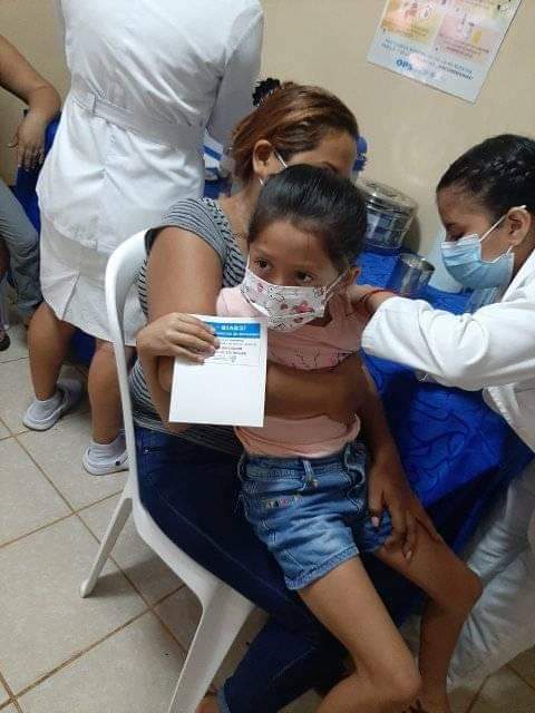 huella_sandinis's tweet photo. #Jinotepe Padres de Familia acuden con seguridad y confianza al Puesto de Salud del Balneario Huehuete, a que les apliquen la Vacuna contra el Covid19 a sus Hij@s.
#UnidosEnVictorias 
#VacunandonosPuebloQueVence 
@FloryCantoX @ElMachoAgueroR @E1Nacionalista https://t.co/KuvdHhh4LR