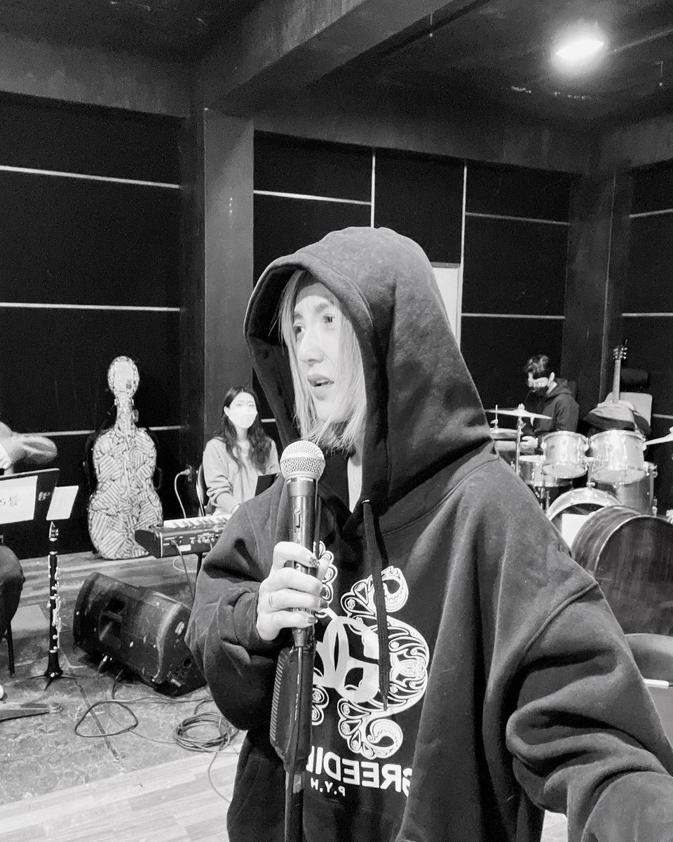 sesimyourgirl's tweet photo. Bada Instagram Update - 25/10/2021
#바��� #Bada
Today's the second music rehearsal......touched...touched...
I want to comfort those who are tired with a song by Bada. Bada with the best musicians and director Sim Younjoo's #SimBaConcert🌟
If you have time, please join us. ~ https://t.co/GdCqVsosrE