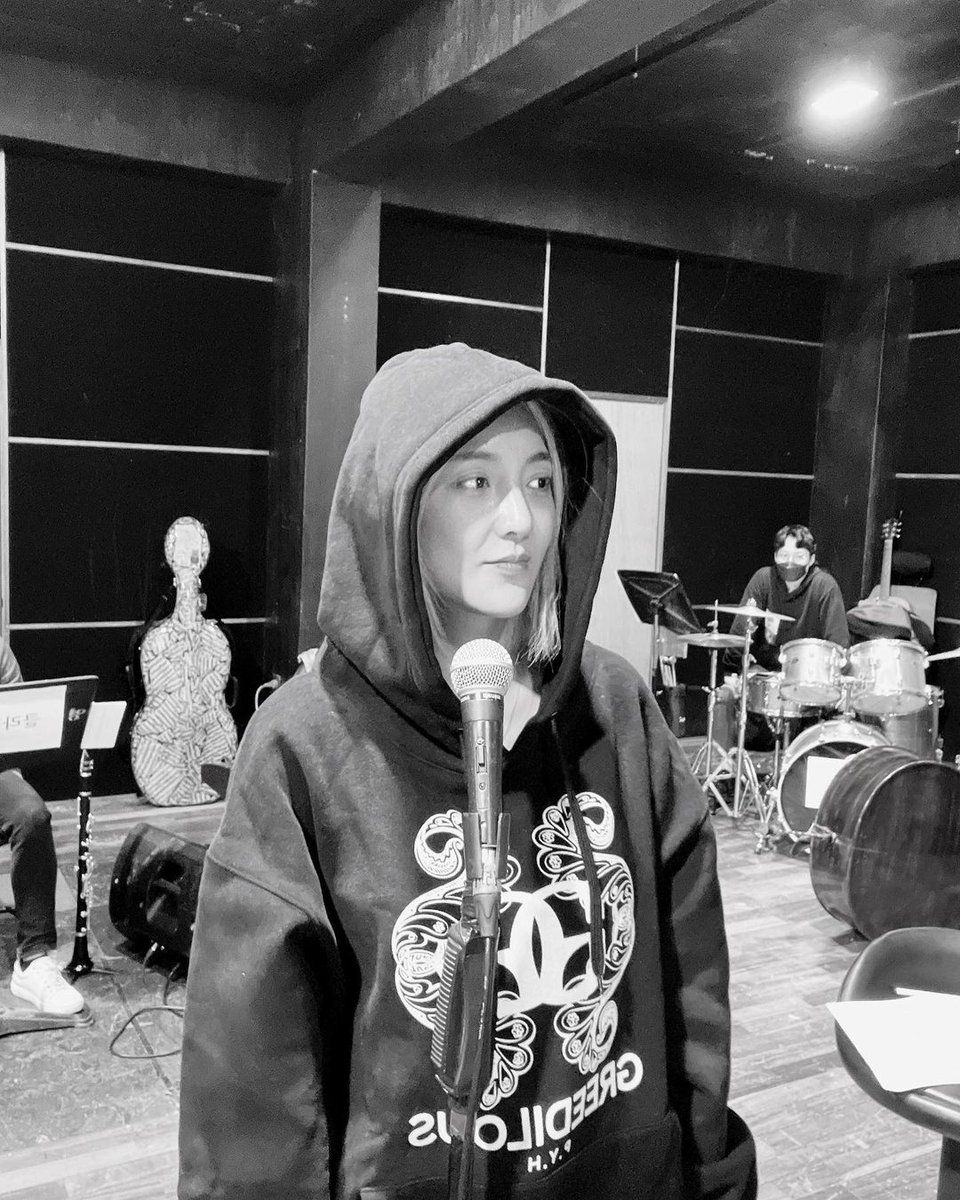 sesimyourgirl's tweet photo. Bada Instagram Update - 25/10/2021
#바��� #Bada
Today's the second music rehearsal......touched...touched...
I want to comfort those who are tired with a song by Bada. Bada with the best musicians and director Sim Younjoo's #SimBaConcert🌟
If you have time, please join us. ~ https://t.co/GdCqVsosrE
