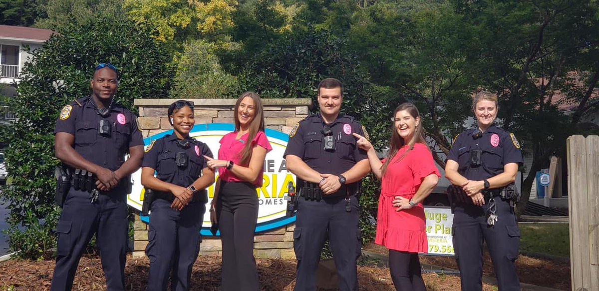 HooverPD's tweet photo. #MondayMotivation
“Once I overcame breast cancer, I wasn’t afraid of anything anymore.”
We are incredibly grateful that the Hoover community joins with us in the fight against this disease.
#hooverpd #fightlikeagirl #pinkbadges #communityengagement #communitypolicing https://t.co/sRyb9mOKvG