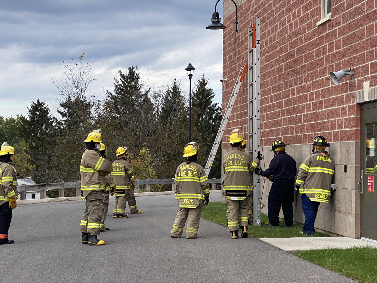 Manlius_Fire's tweet photo. This past weekend our Explorers participated in training on deploying hand lines, hose practices and setting up the various ladders used in the fire service. Our Explorer program is for kids age 14 - 18 and has grown to 22 members!!
#manlius #manliusfire #explorers #LearnEarly https://t.co/8oYqHlkSuB