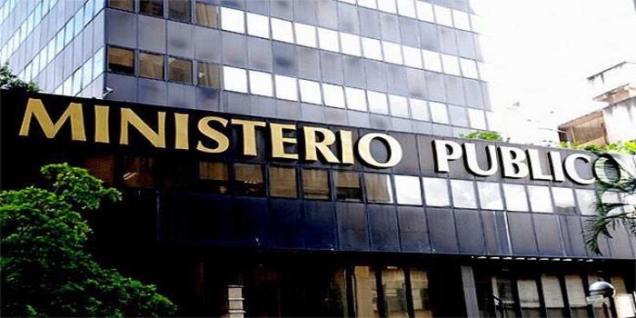 Llama nuestra atención, el triste caso del sujeto que pateó a un perrito en la zona de #lacandelaria, Ccs. El animalito convulsionó, aunque he leído que por fortuna se ha salvado y que el salvaje agresor ya está detenido. Condeno categóricamente el #maltratoanimal.