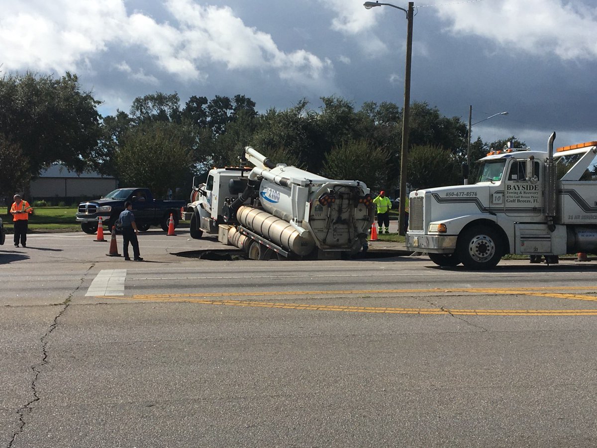TRAFFIC ALERT ⚠️ Garden St. is closed at Barrancas Ave. in Pensacola due to a large sinkhole in the road. An ECUA truck is stuck in the sinkhole -- weartv.com/news/local/pol…