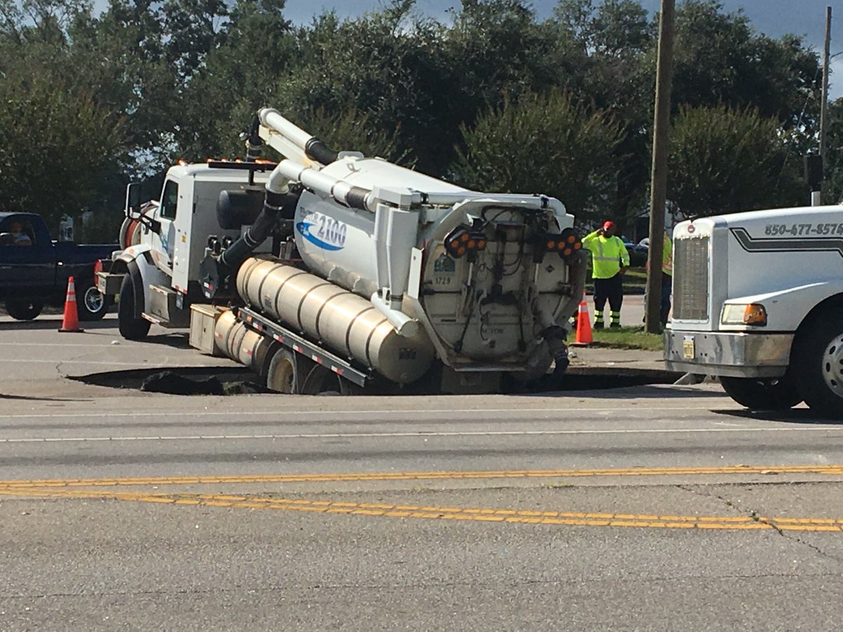 weartv's tweet photo. TRAFFIC ALERT ⚠️ Garden St. is closed at Barrancas Ave. in Pensacola due to a large sinkhole in the road. An ECUA truck is stuck in the sinkhole -- https://t.co/aI5SkeSM6F https://t.co/6k1khadzdV