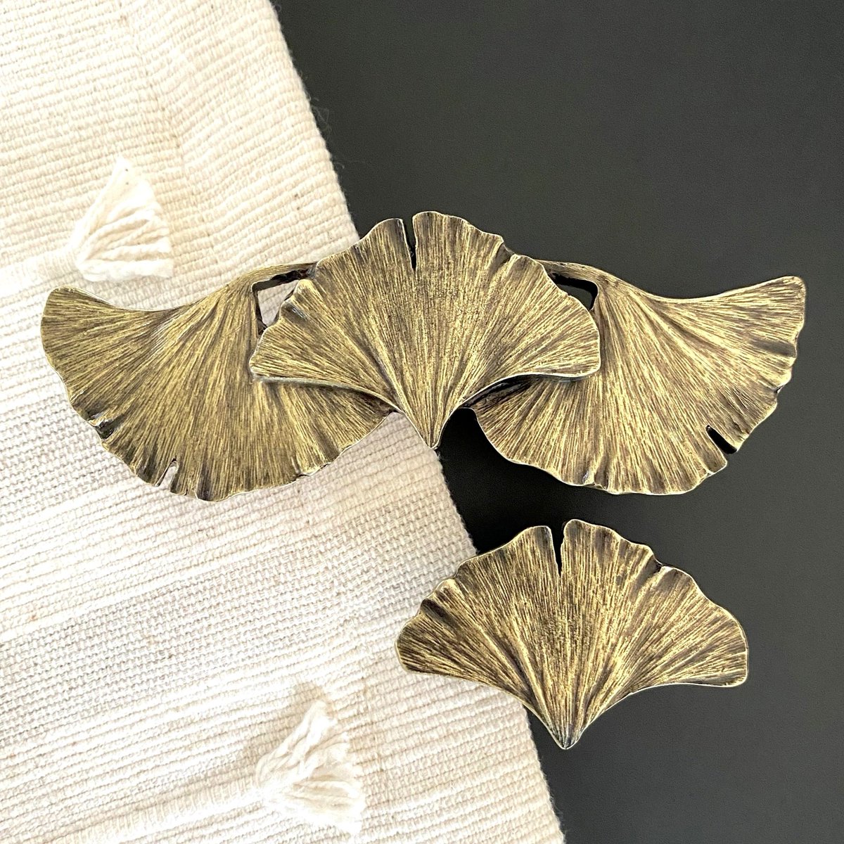 NottingHardware's tweet photo. Loving this #GinkgoLeaf #hardware with it's graceful, realistic design! In Antique #Brass as well as Antique #Pewter and Brite #Nickel finish. Expertly #handmade in the USA. From dealers or #interiordesigners. #ginkgo #kitchenhardware #nottinghillhardware #luxuryhardware https://t.co/8UnTAmoq3Q