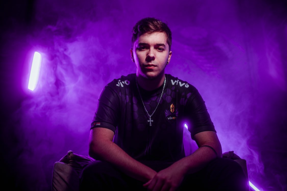 VLRonfire's tweet photo. É oficial: @mwzera estará no mundial 🇧🇷

A Vivo Keyd anunciou o empréstimo do jogador, que substituirá ntk para o #VALORANTChampions!

📸 @VivoKeyd https://t.co/m977PgTPLO